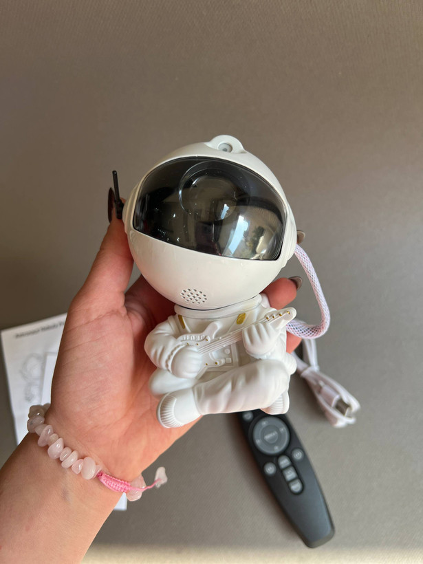 چراغ خواب کهکشانی فضانورد Astronaut Nebula Projector مدل نشسته گیتار به دست با ریموت کنترل
