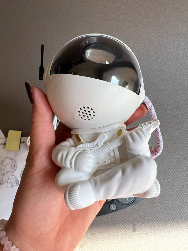 چراغ خواب کهکشانی فضانورد Astronaut Nebula Projector مدل نشسته گیتار به دست با ریموت کنترل